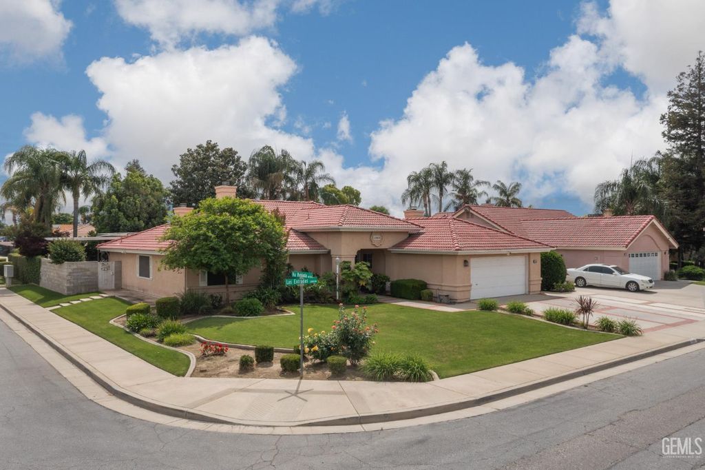 Photo of 13801 Las Entradas, Bakersfield, CA 93314 (MLS # 202604049)