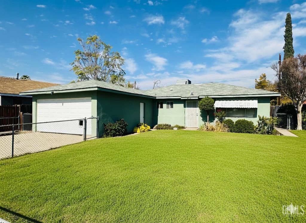 Photo of 412 Washington Avenue, Bakersfield, CA 93308 (MLS # 202512586)