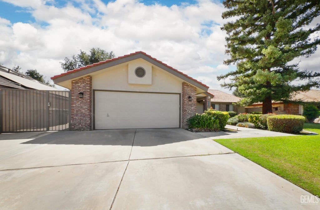 Photo of 8609 Landover Lane, Bakersfield, CA 93311 (MLS # 202610087)