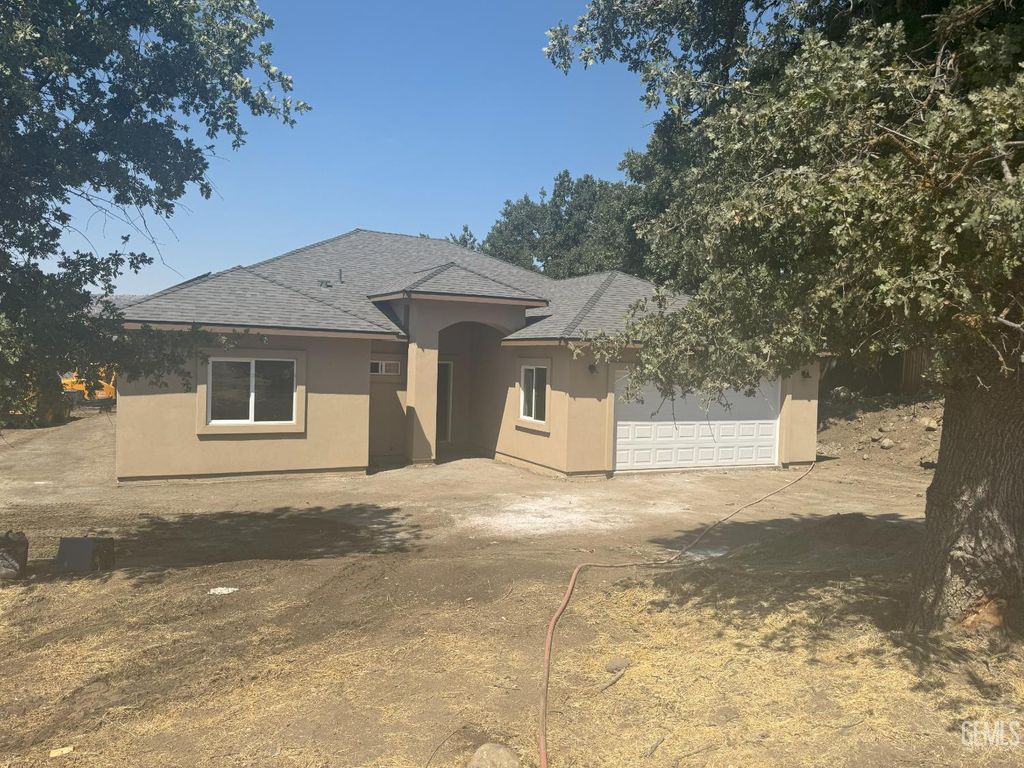 Photo of 17901 Hambletonian Drive, Tehachapi, CA 93561 (MLS # 202510865)