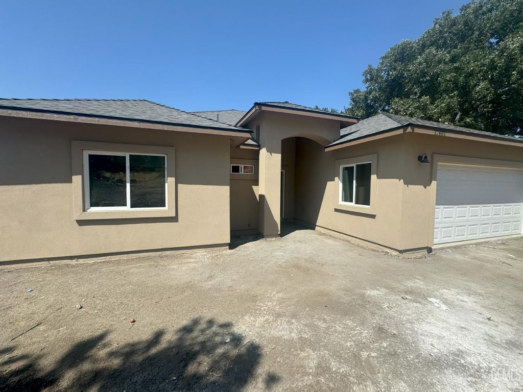 Photo of 17901 Hambletonian Drive, Tehachapi, CA 93561 (MLS # 202510865)