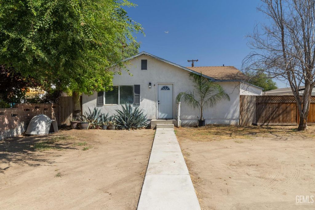 Photo of 818 Decatur Street, Bakersfield, CA 93308 (MLS # 202607734)