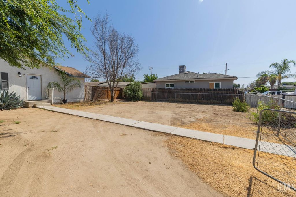 Photo of 818 Decatur Street, Bakersfield, CA 93308 (MLS # 202607734)