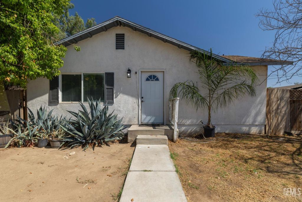 Photo of 818 Decatur Street, Bakersfield, CA 93308 (MLS # 202607734)