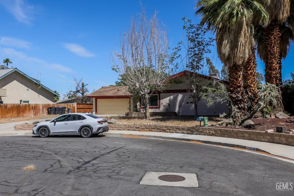 Photo of 652 Sonja Avenue, Ridgecrest, CA 93555 (MLS # 202604024)