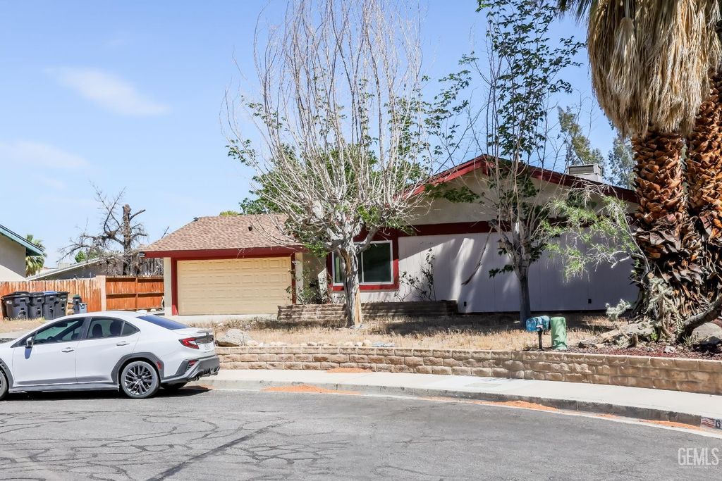 Photo of 652 Sonja Avenue, Ridgecrest, CA 93555 (MLS # 202604024)