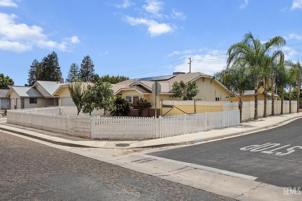 Photo of 2179 W Della Ave, Porterville, CA 93257 (MLS # 202511338)