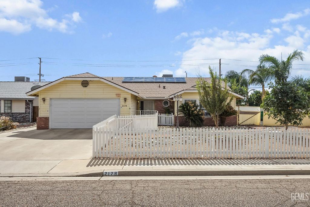 Photo of 2179 W Della Ave, Porterville, CA 93257 (MLS # 202511338)