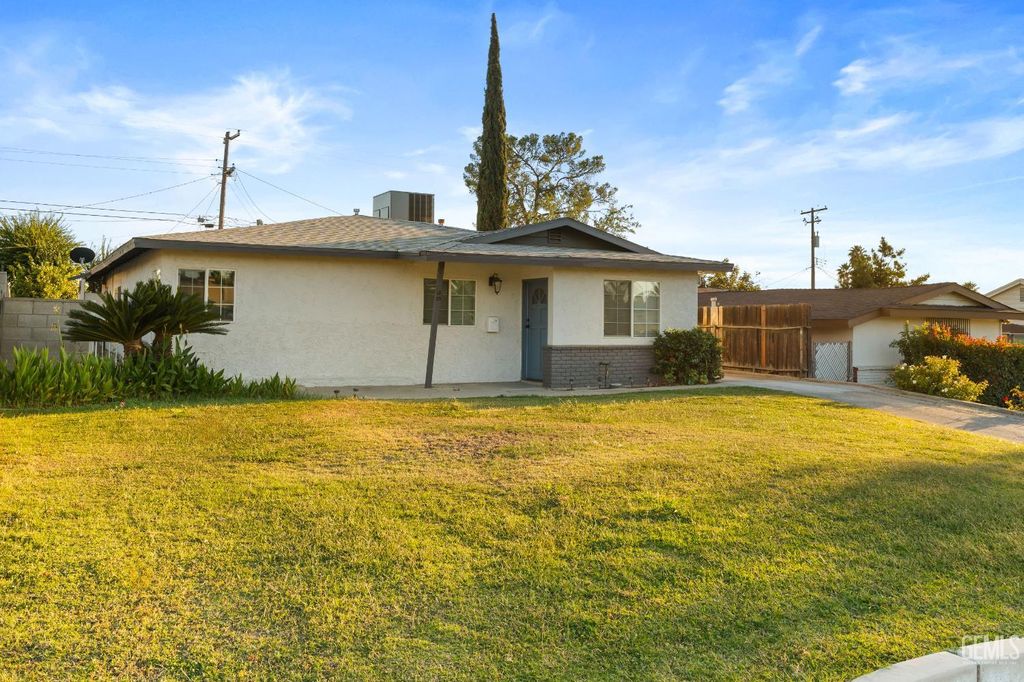 Photo of 1805 Bernard Street, Bakersfield, CA 93305 (MLS # 202511407)