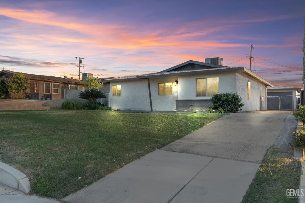Photo of 1805 Bernard Street, Bakersfield, CA 93305 (MLS # 202511407)