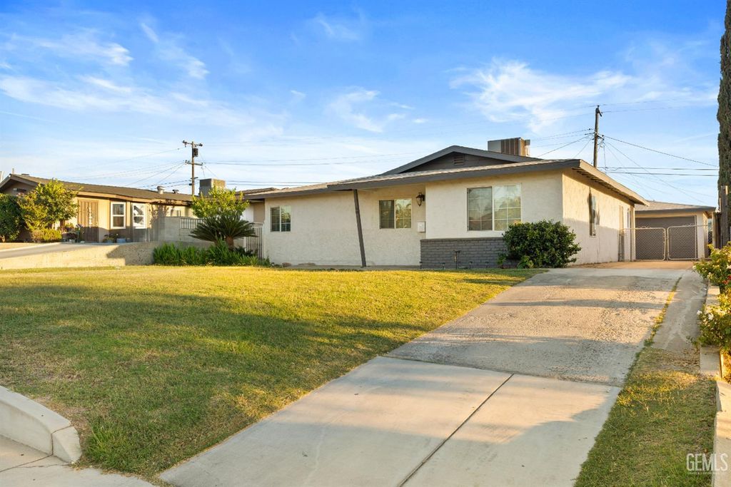Photo of 1805 Bernard Street, Bakersfield, CA 93305 (MLS # 202511407)