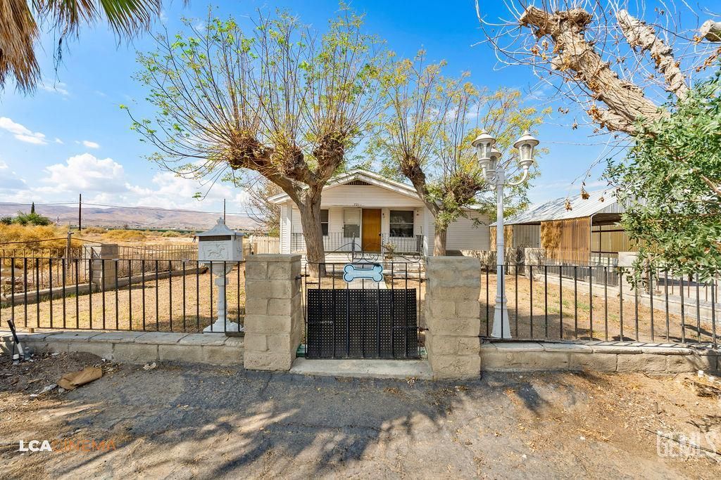 Photo of 721 Buchanan Street, Taft, CA 93268 (MLS # 202510886)