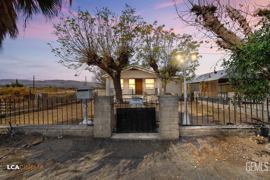 Photo of 721 Buchanan Street, Taft, CA 93268 (MLS # 202510886)