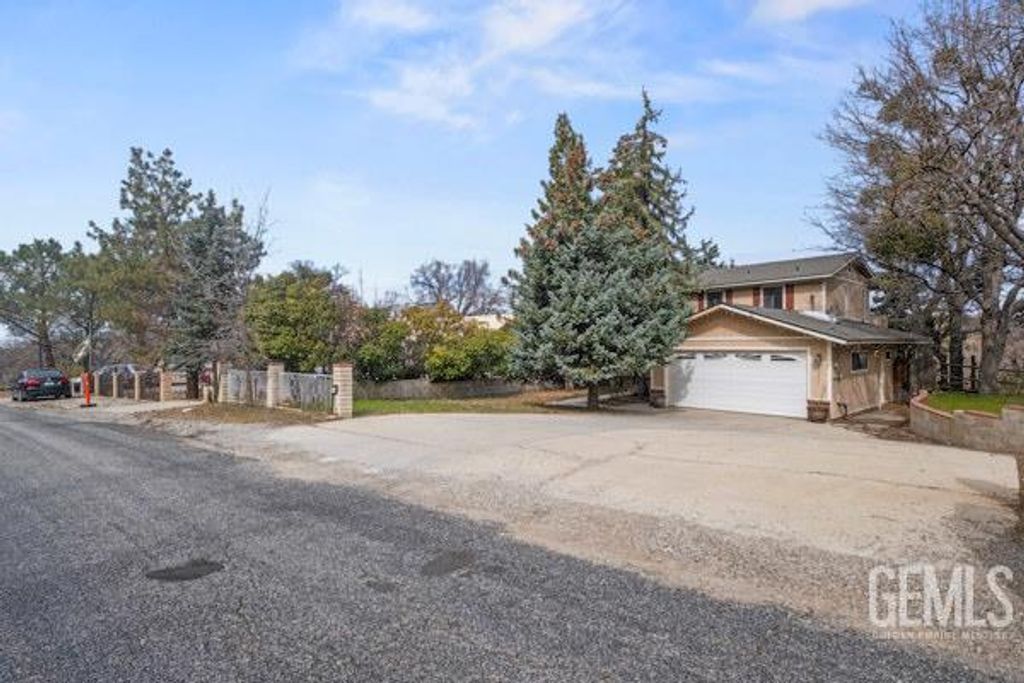 Photo of 18260 Alps Drive, Tehachapi, CA 93561 (MLS # 202601795)