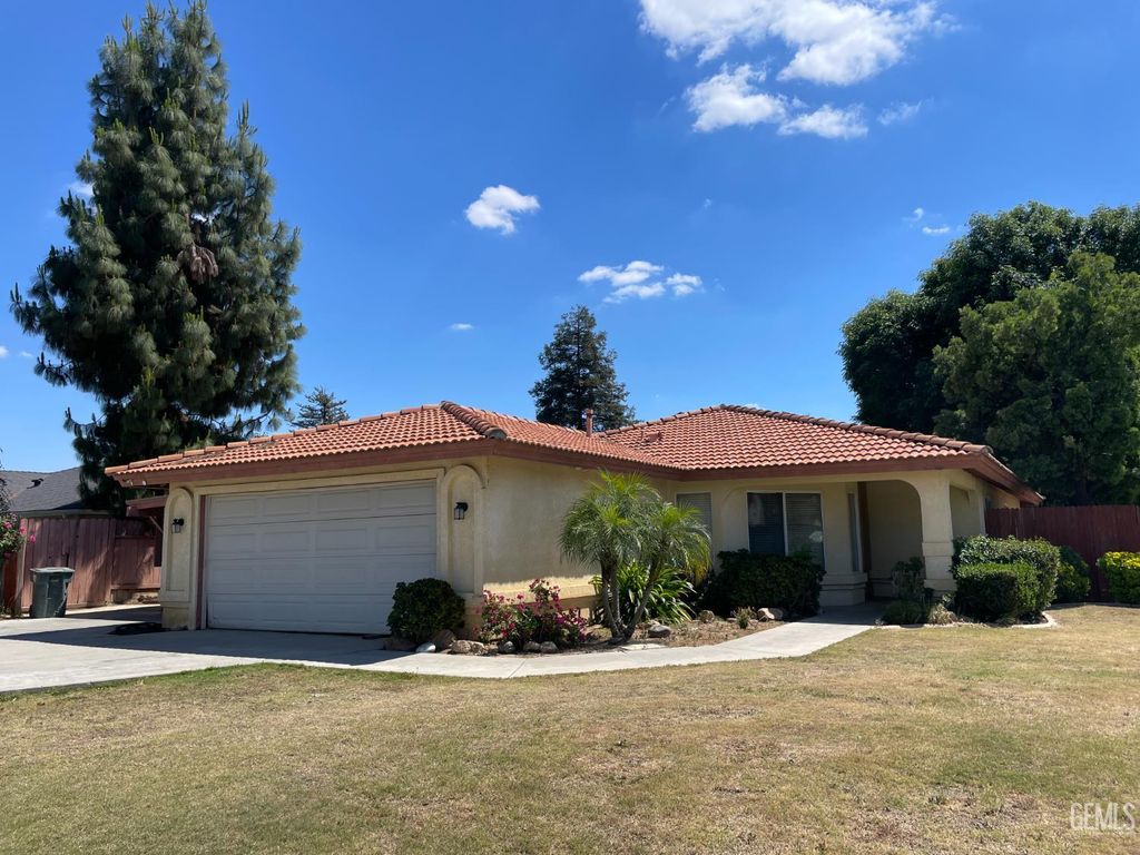Photo of 10017 Treetop Avenue, Bakersfield, CA 93312 (MLS # 202604108)
