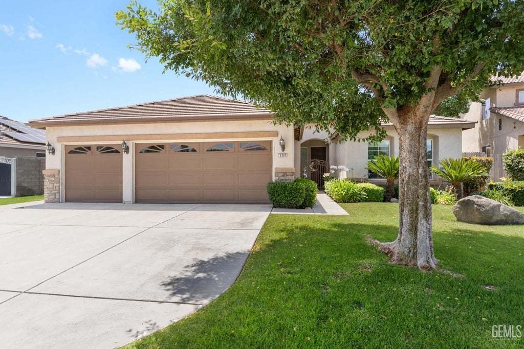 Photo of 10307 Yesterdays Drive, Bakersfield, CA 93312 (MLS # 202606181)