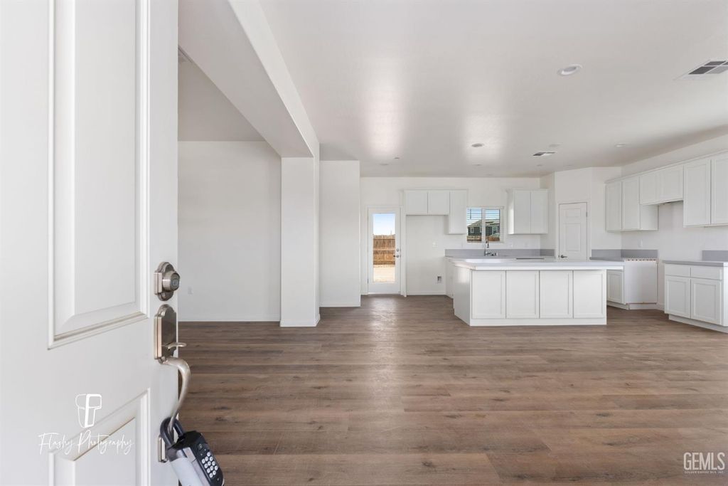 Photo of 8802 Almata Avenue, Bakersfield, CA 93307 (MLS # 202601041)