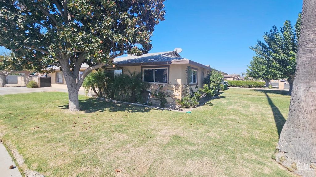Photo of 115 9th Avenue, Delano, CA 93215 (MLS # 202511200)