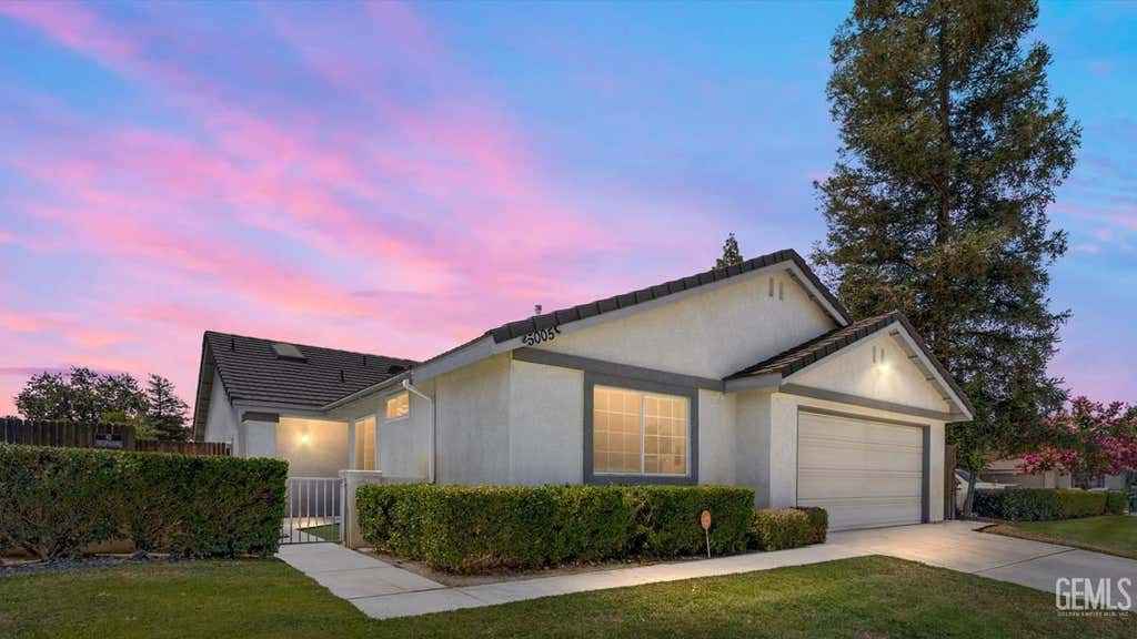 Photo of 5005 Shadow Branch Street, Bakersfield, CA 93313 (MLS # 202607286)