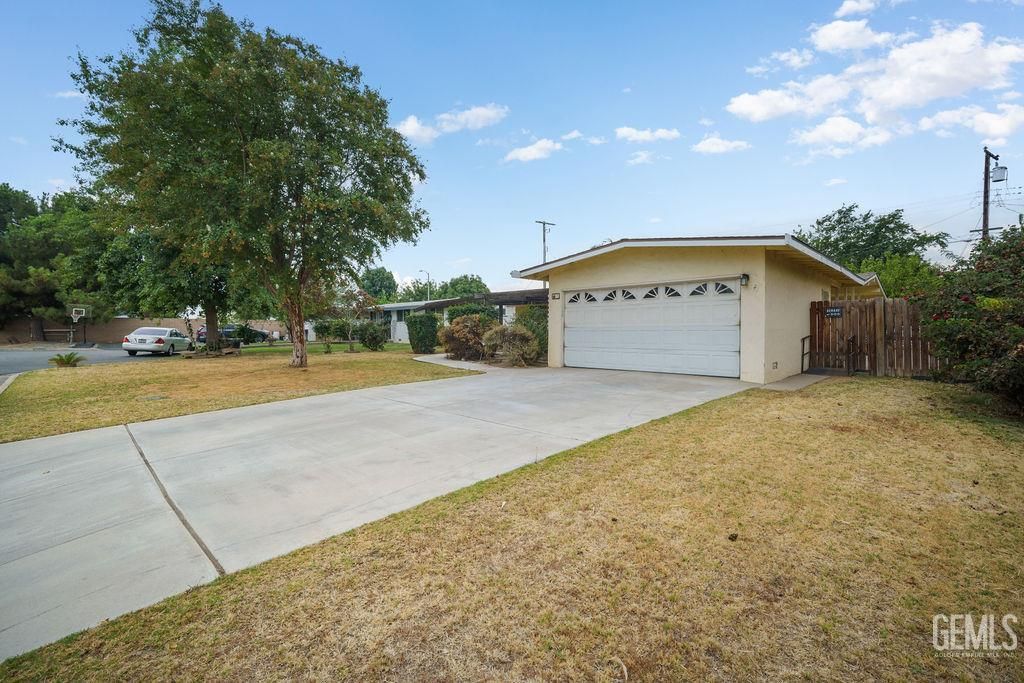 Photo of 7 Candy Street, Bakersfield, CA 93309 (MLS # 202510361)