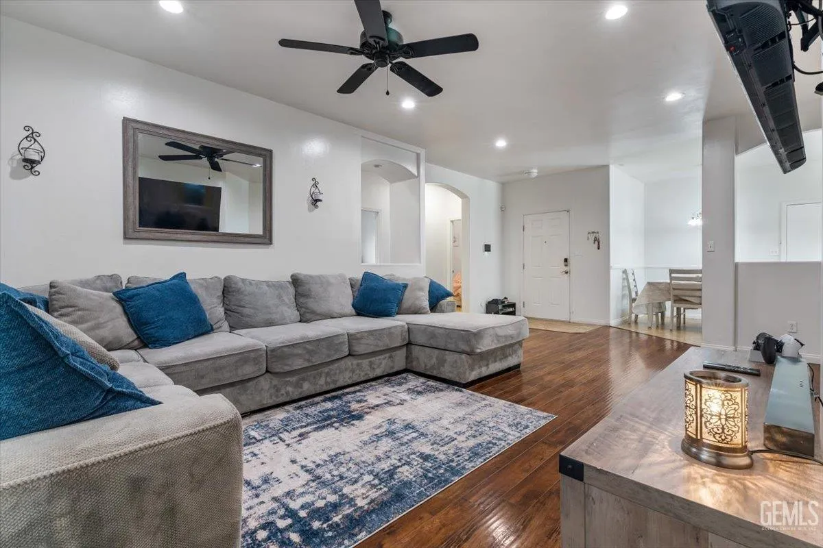 Bakersfield, California 93306, United States, 4 Bedrooms Bedrooms, ,2 BathroomsBathrooms,Residential,Active,196040