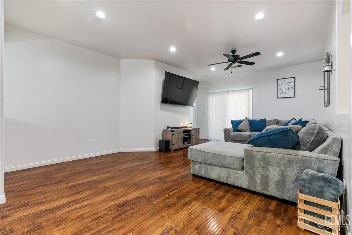 Bakersfield, California 93306, United States, 4 Bedrooms Bedrooms, ,2 BathroomsBathrooms,Residential,Active,196040