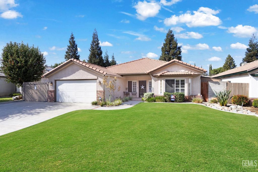 Photo of 9912 MONA LISA LANE Ln, Bakersfield, CA 93312 (MLS # 202510868)
