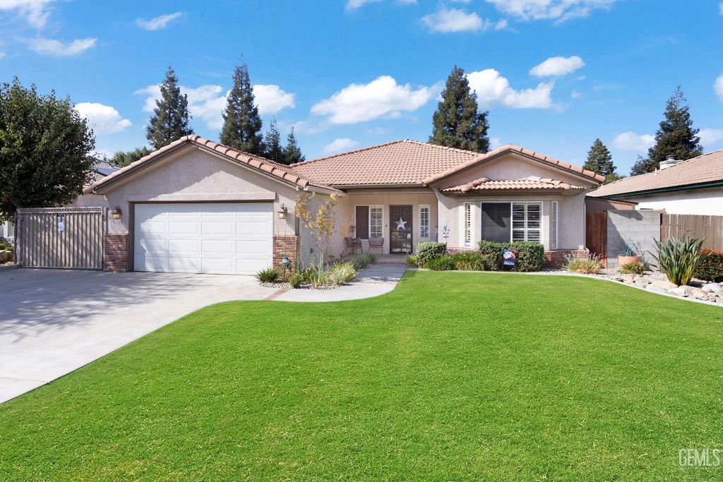 Photo of 9912 MONA LISA LANE Ln, Bakersfield, CA 93312 (MLS # 202510868)
