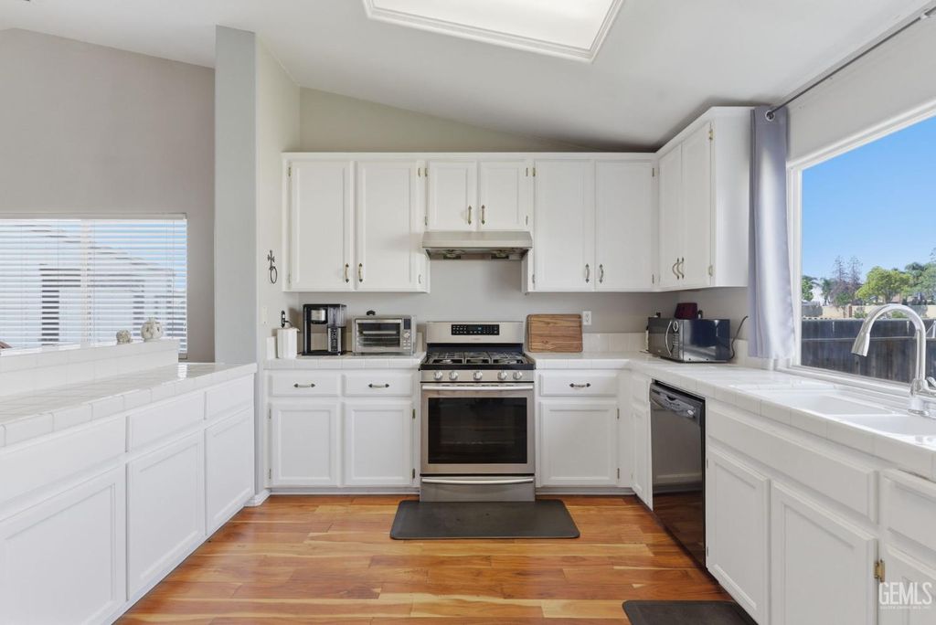 Photo of 10420 W Victoria Falls Avenue, Bakersfield, CA 93312 (MLS # 202603287)