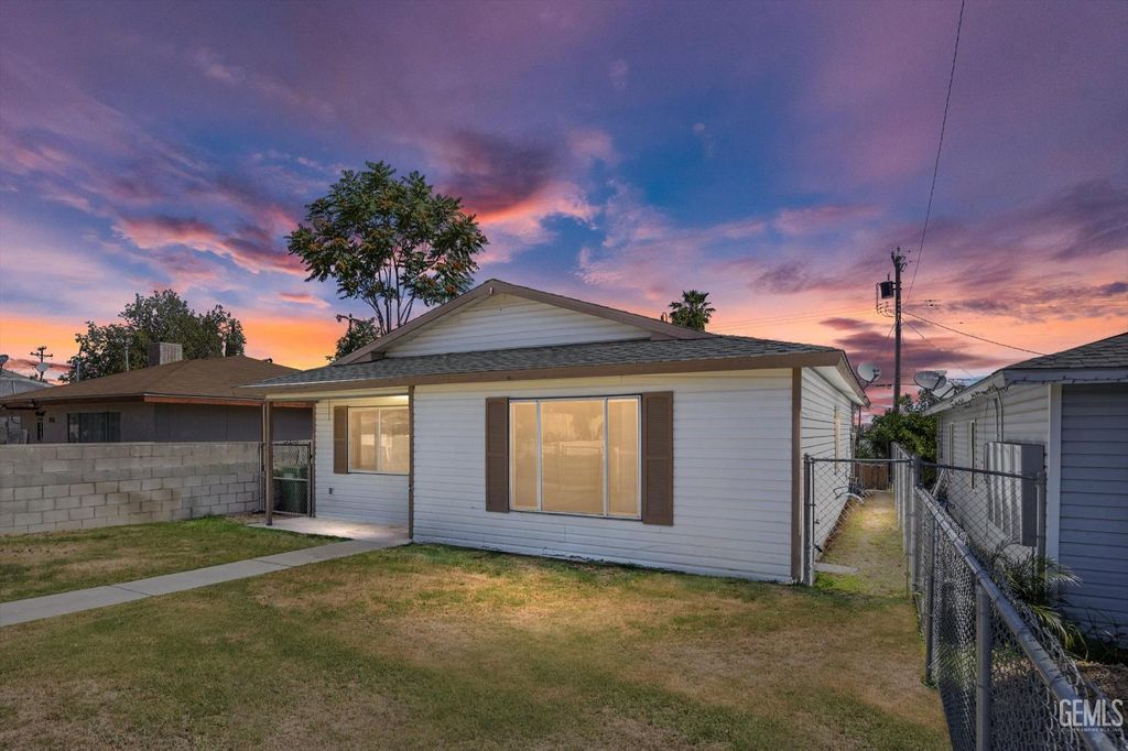 Photo of 132 E Center Street, Taft, CA 93268 (MLS # 202510758)