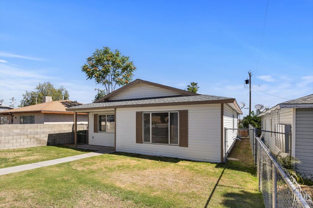 Photo of 132 E Center Street, Taft, CA 93268 (MLS # 202510758)
