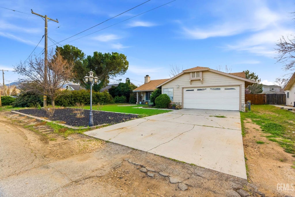 Photo of 21461 Silver Drive, Tehachapi, CA 93561 (MLS # 202607577)