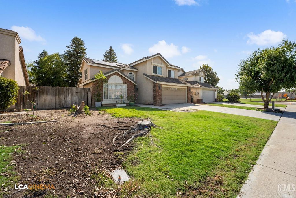Photo of 906 Devonshire Street, Bakersfield, CA 93312 (MLS # 202511072)