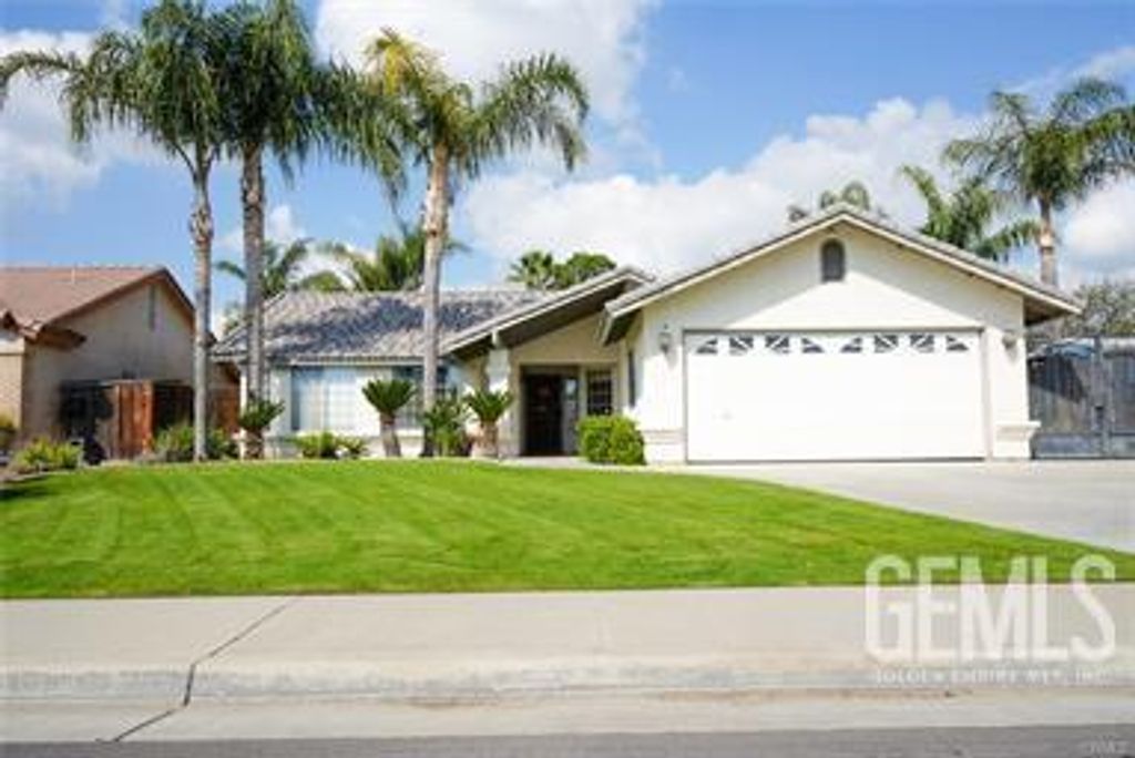 Photo of 10910 MOHICAN Dr, Bakersfield, CA 93312 (MLS # 202603782)