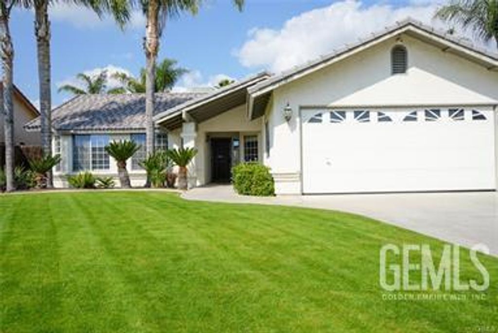 Photo of 10910 MOHICAN Dr, Bakersfield, CA 93312 (MLS # 202603782)