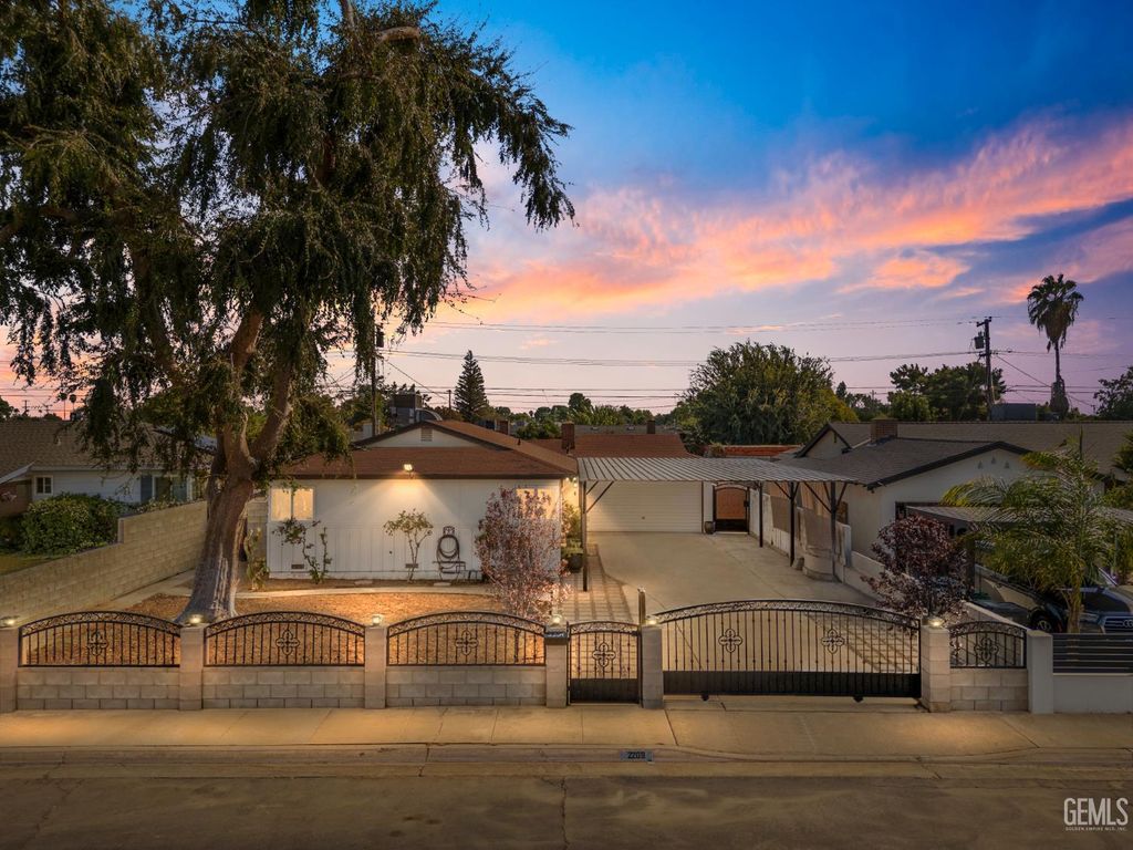Photo of 2209 Bradley Avenue, Bakersfield, CA 93304 (MLS # 202510838)