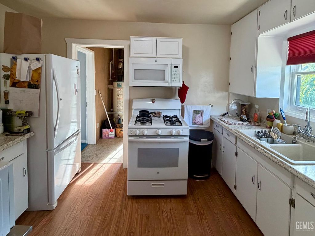 Photo of 1304 Shasta Street, Bakersfield, CA 93308 (MLS # 202603637)