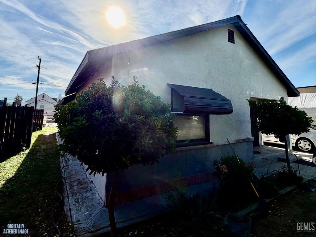 Photo of 1304 Shasta Street, Bakersfield, CA 93308 (MLS # 202603637)