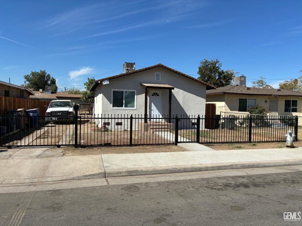 Photo of 308 Whitlock Street, Bakersfield, CA 93307 (MLS # 202610846)