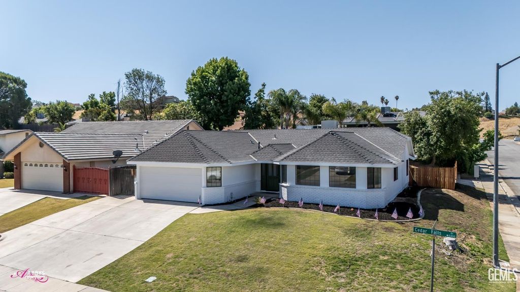 Photo of 5801 Cedar Falls Drive, Bakersfield, CA 93306 (MLS # 202513199)