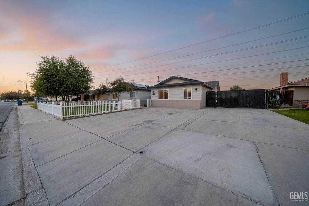 Photo of 10512 Dee Dee Avenue, Bakersfield, CA 93312 (MLS # 202603621)