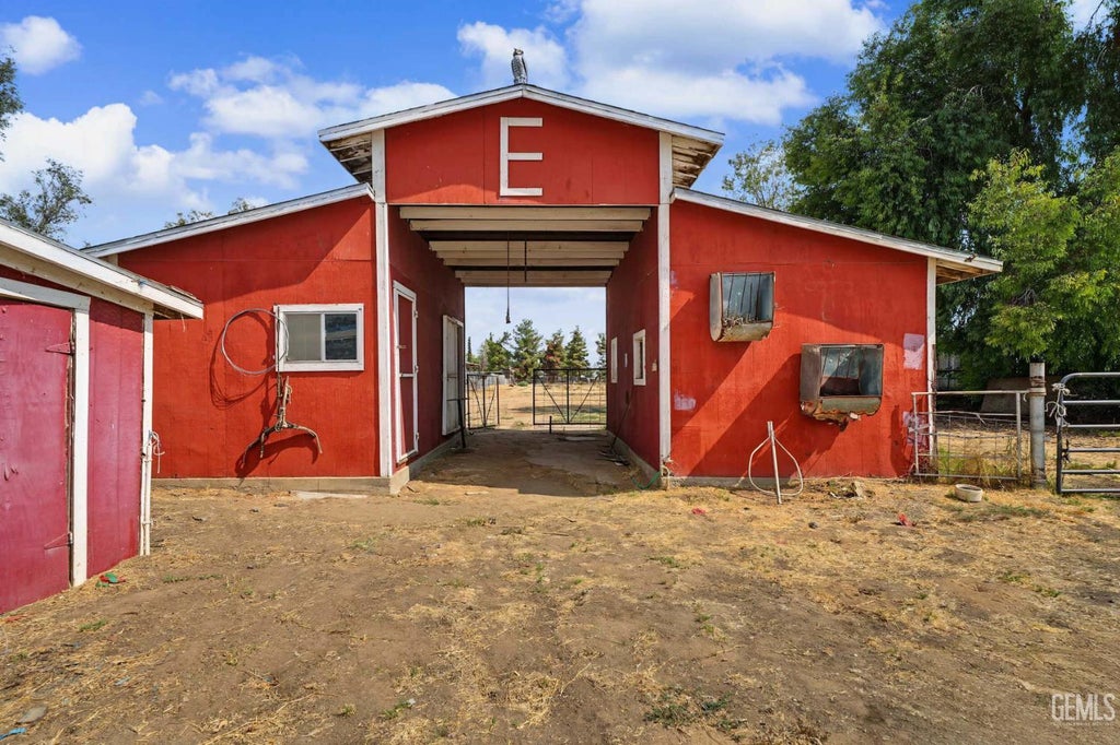 Photo of 4910 Morro Drive, Bakersfield, CA 93307 (MLS # 202608555)