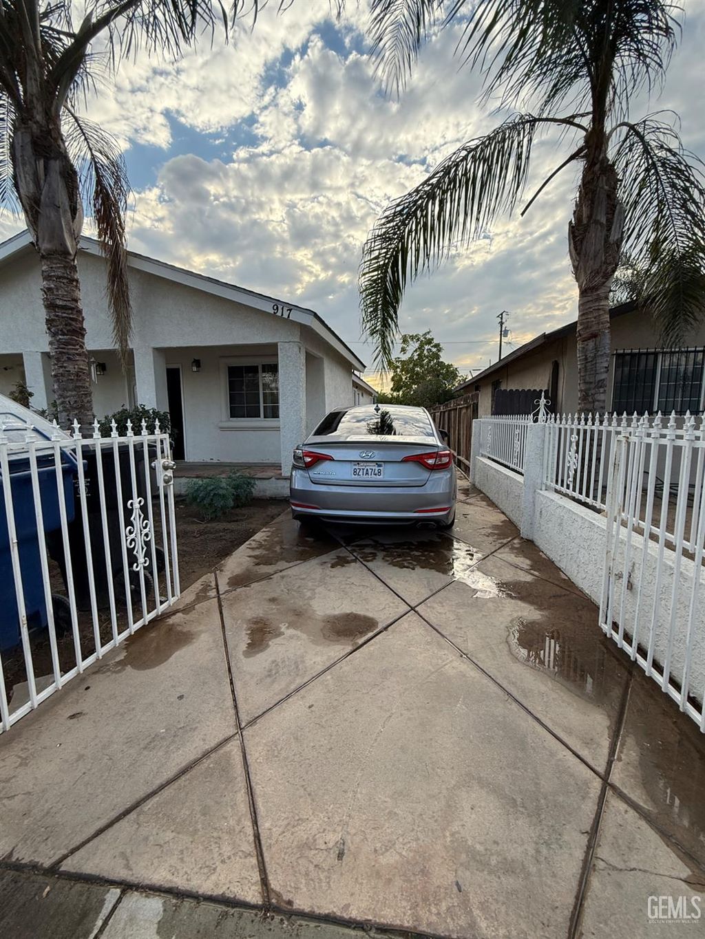 Photo of 917 P street St, Bakersfield, CA 93304 (MLS # 202511170)
