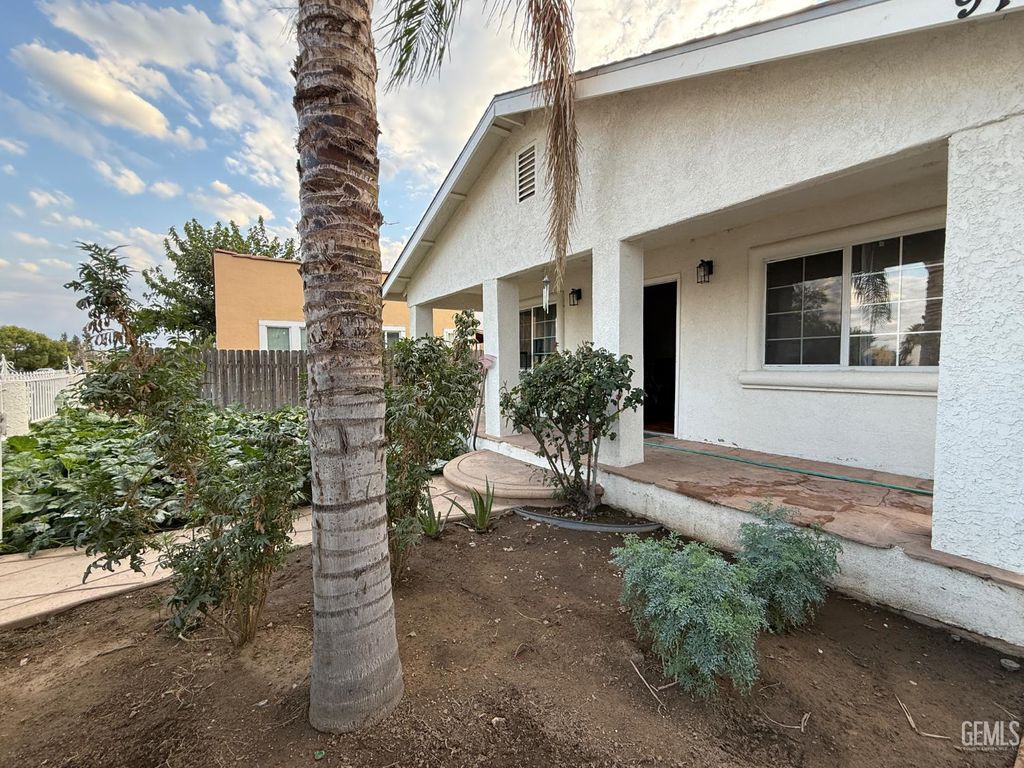 Photo of 917 P street St, Bakersfield, CA 93304 (MLS # 202511170)