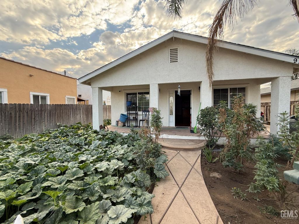 Photo of 917 P street St, Bakersfield, CA 93304 (MLS # 202511170)