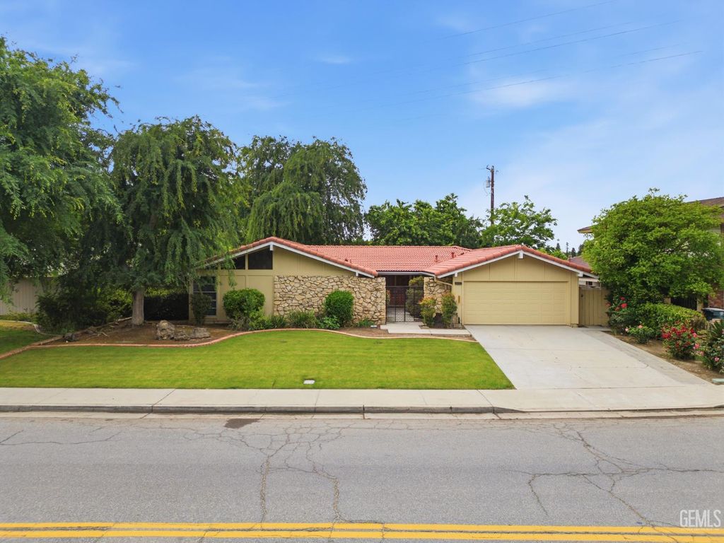 Photo of 2813 Elm Street, Bakersfield, CA 93301 (MLS # 202603572)