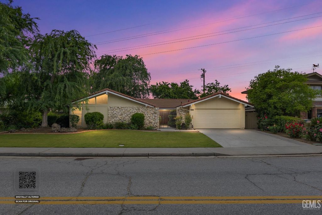 Photo of 2813 Elm Street, Bakersfield, CA 93301 (MLS # 202603572)