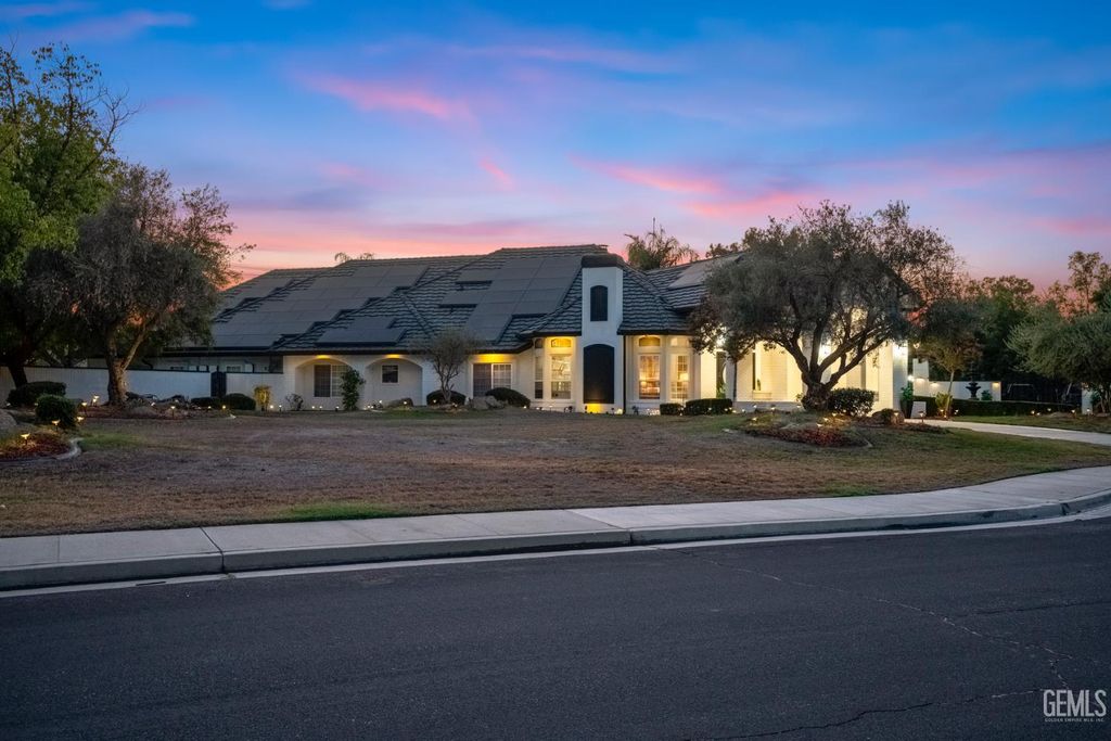 Photo of 311 Saba Way, Bakersfield, CA 93314 (MLS # 202511713)