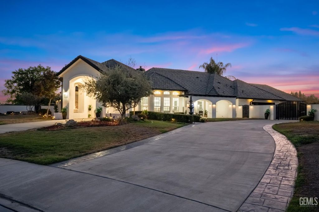 Photo of 311 Saba Way, Bakersfield, CA 93314 (MLS # 202511713)