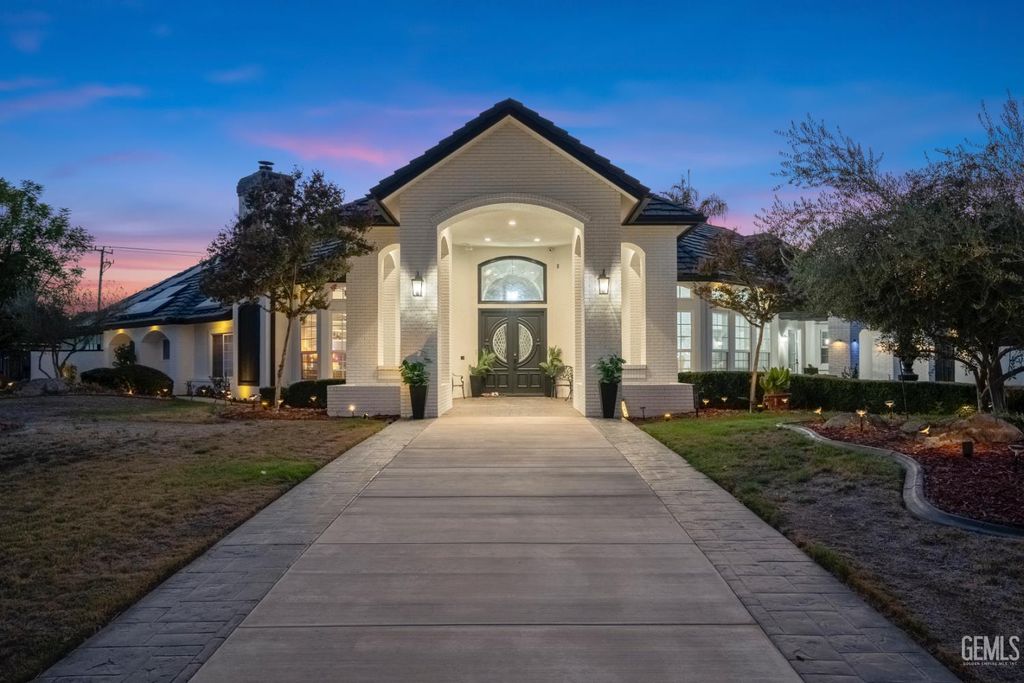 Photo of 311 Saba Way, Bakersfield, CA 93314 (MLS # 202511713)